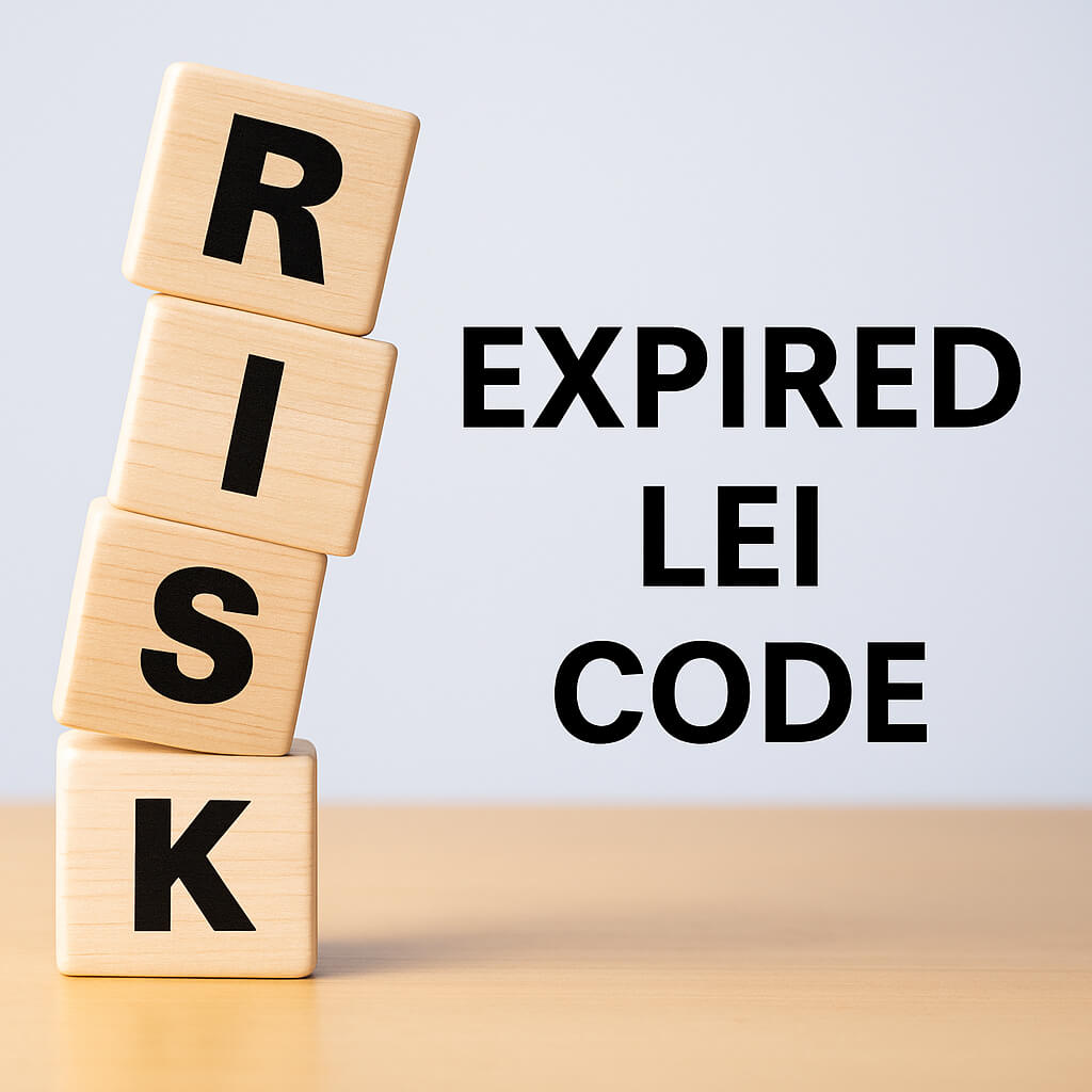 「RISK」と綴られた積み重ねられた木製キューブと「期限切れLEIコード」のテキスト — 期限切れLEIのリスクを示すコンセプト画像。
